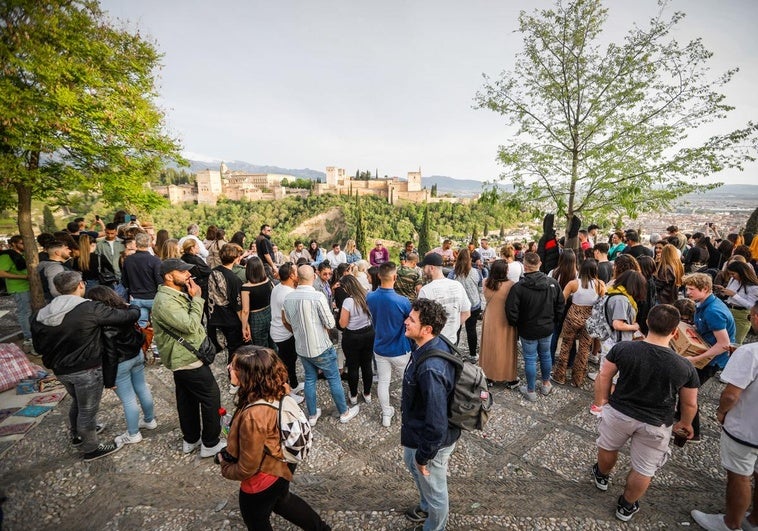 La empresa holandesa que invita a sus compatriotas a viajar a Granada por «la Alhambra, sus miradores, patios y tapas»