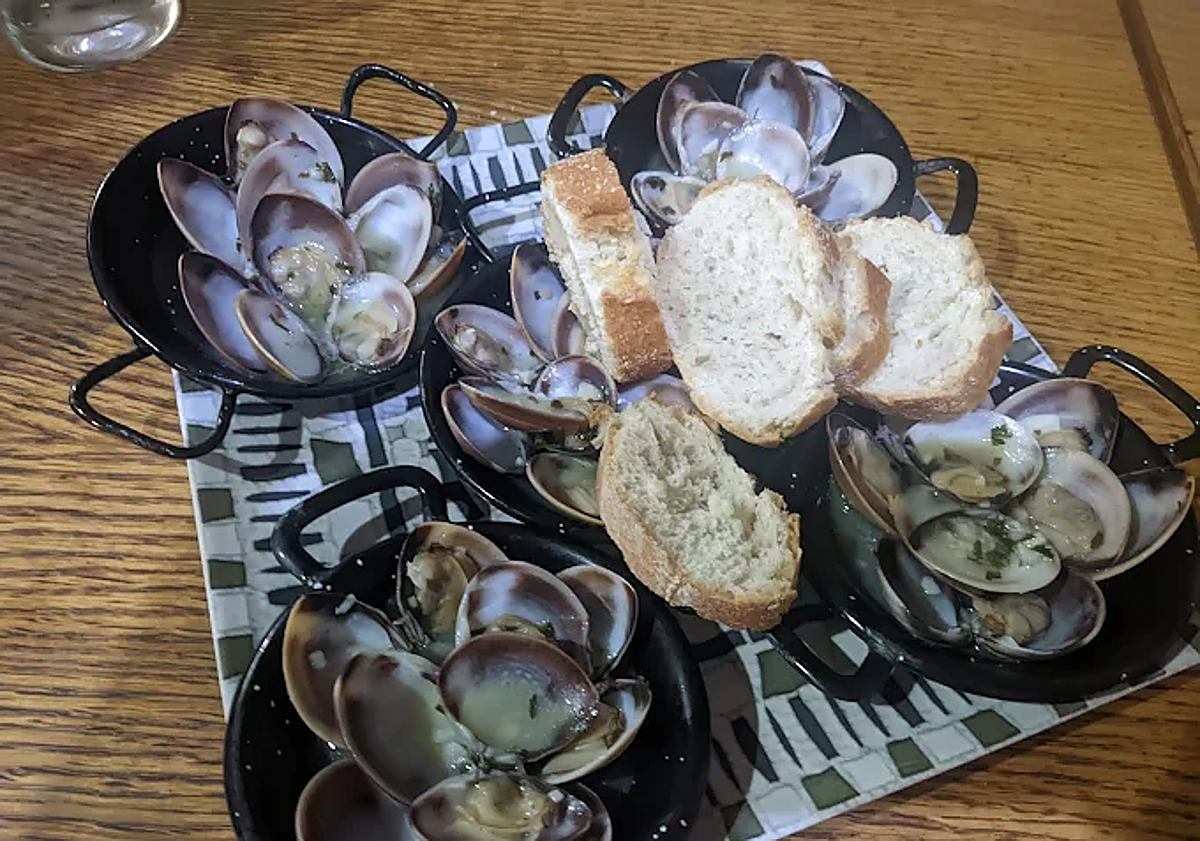 Imagen principal - El bar de barrio de Granada con dos tapas por bebida, postre gratis y «malafollá granaína»