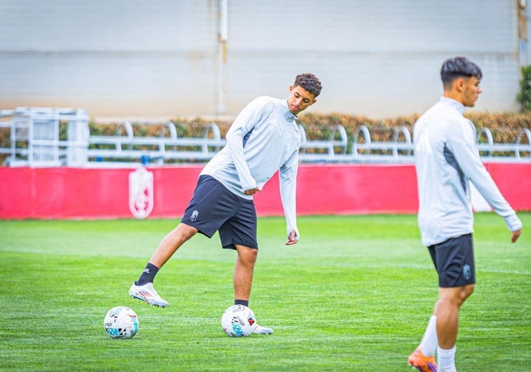 Primeros goles de Zinebi en el entrenamiento del Granada CF