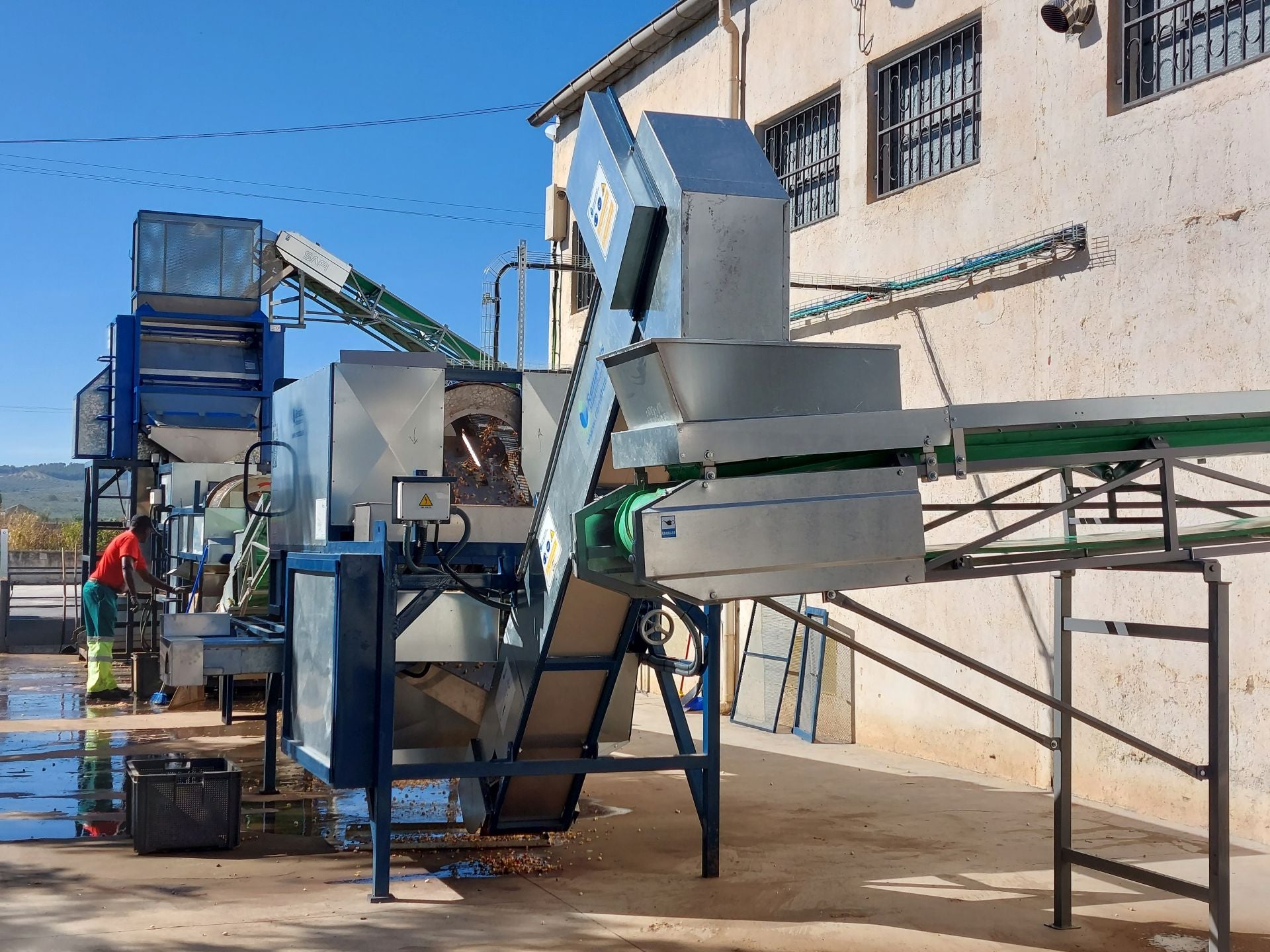 Las instalaciones para recepcionar pistacho en la sede de Dcoop en Santa Fe.