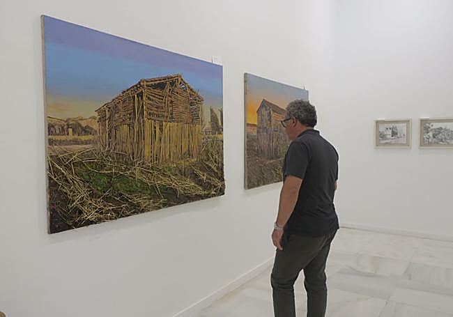 Hierbas reales recolectadas en los secaderos forman parte de las obras.