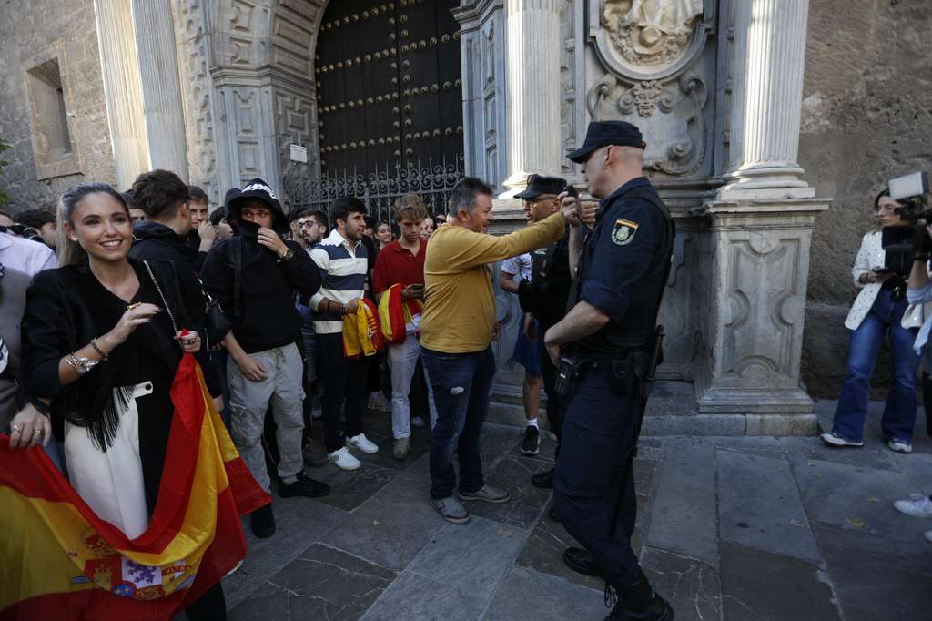 Las imágenes de los enfrentamientos por el acto de Vito Quiles en Granada