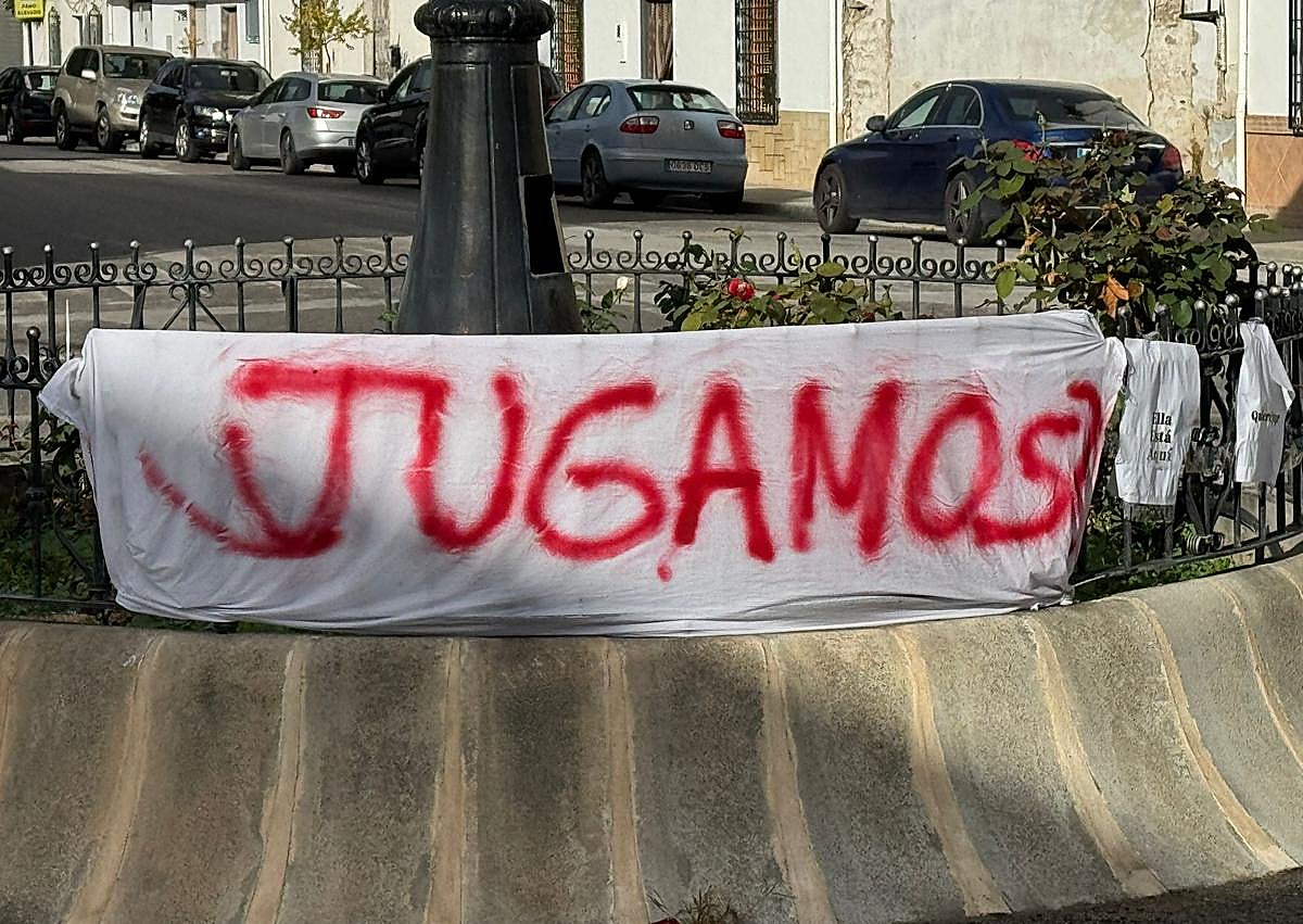 Imagen secundaria 1 - El pueblo de Granada lleno de inquietantes mensajes por Halloween: «No cerréis los ojos, estoy más cerca que nunca»