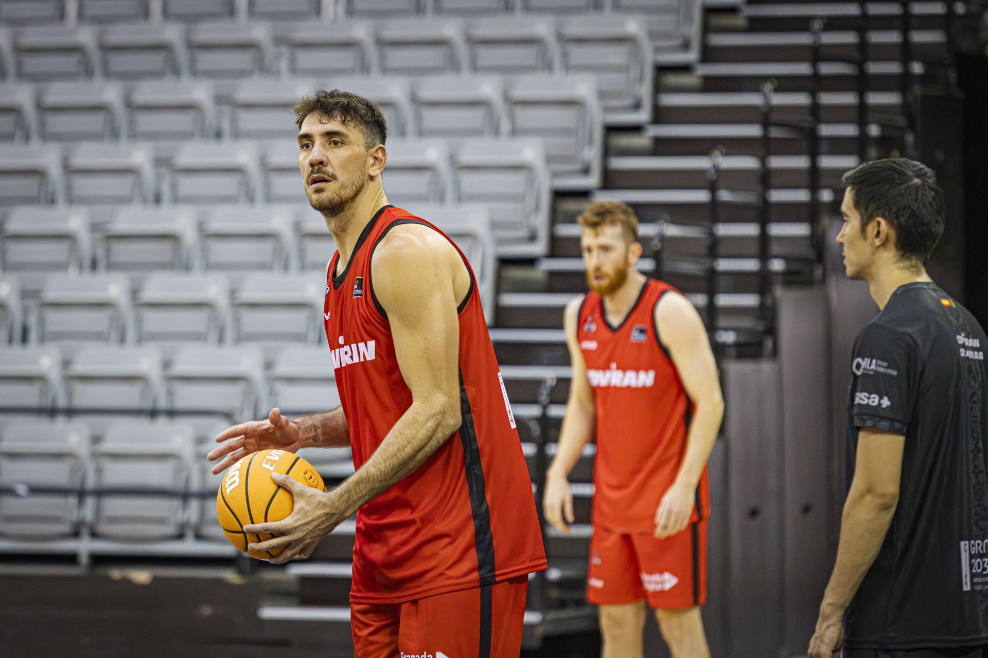Iván Aurrecoechea y Edu Durán, al fondo, en un entrenamiento.