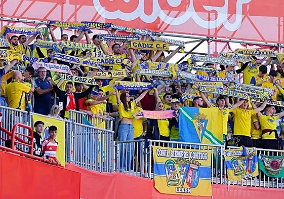 Aficionados del Cádiz en la esquina visitante de Los Cármenes.