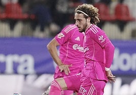 Luka Gagnidze controla un balón en Andorra.