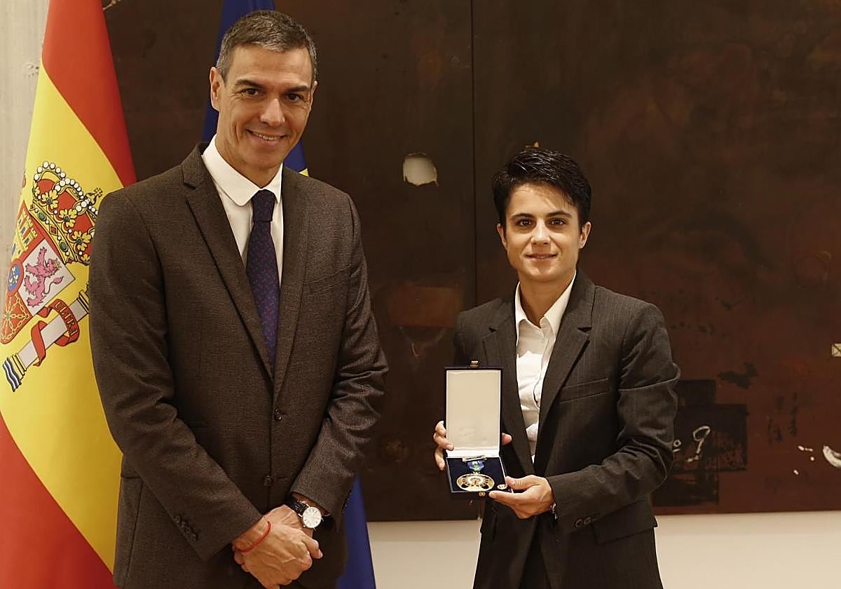 María Pérez recoge la Medalla de Oro de la Real Orden al Mérito Deportivo de Pedro Sánchez.