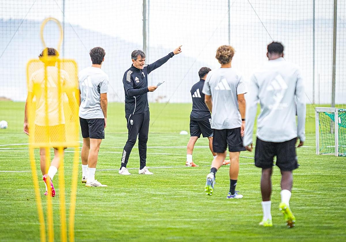 Pacheta dirige a sus futbolistas durante el entrenamiento del martes.