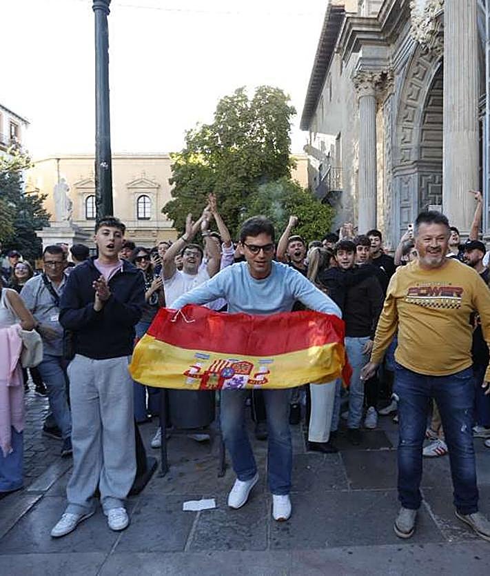 Imagen secundaria 2 - Vito Quiles enardece la plaza de Derecho de Granada con una breve aparición