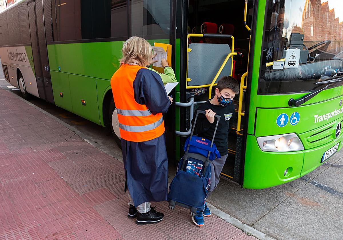 Oferta de empleo para trabajar como monitor de autobús en Granada.