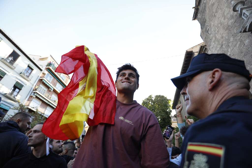 Las imágenes de los enfrentamientos por el acto de Vito Quiles en Granada
