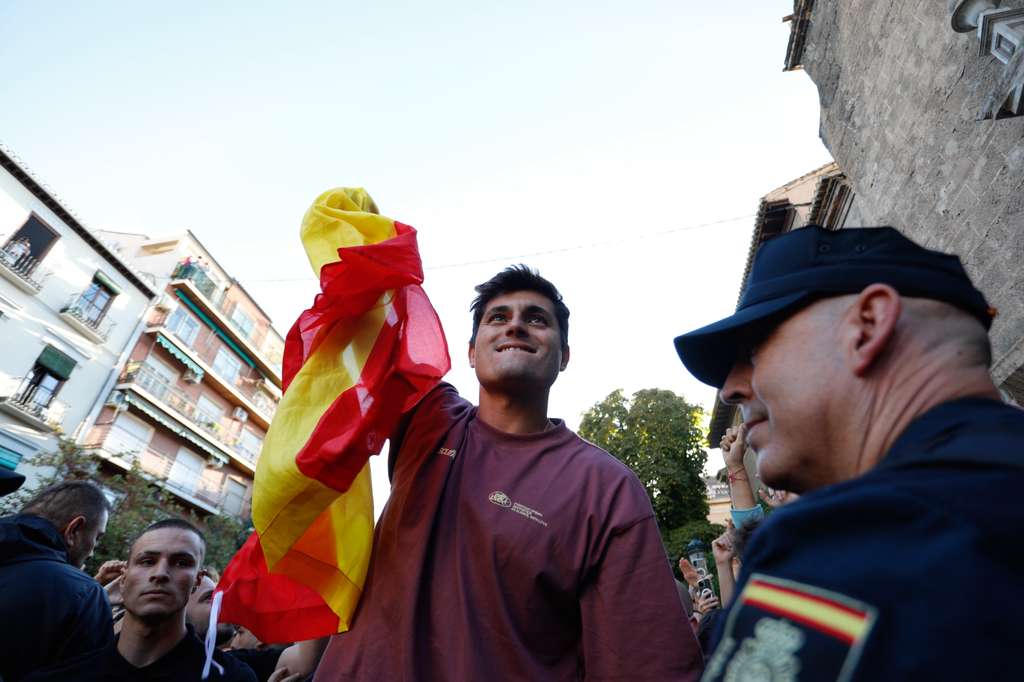 Las imágenes de los enfrentamientos por el acto de Vito Quiles en Granada