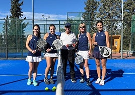 Las finalistas en el cuadro femenino, junto al presidente de la RST Miguel Martínez Pozo.