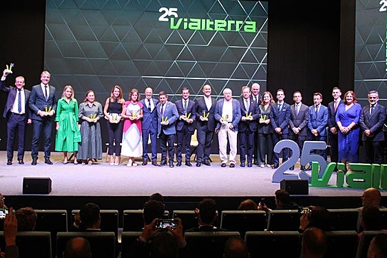 Foto de familia de personas reconocidas, autoridades y miembros de Vialterra.