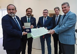 De izquierda a derecha, Ángel Ibarra, Antonio Granados, José Antonio Montilla, Íñigo Entralada y Antonio Posadas posan con la Medalla de Honor.