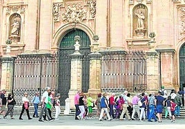 Turistas en la Plaza de Santa María de la capital, en una imagen de archivo.