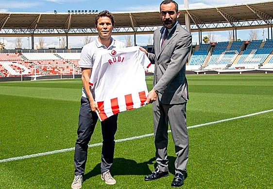 Rubi porta la camiseta con su nombre, entregada por El Assy, en 2021.