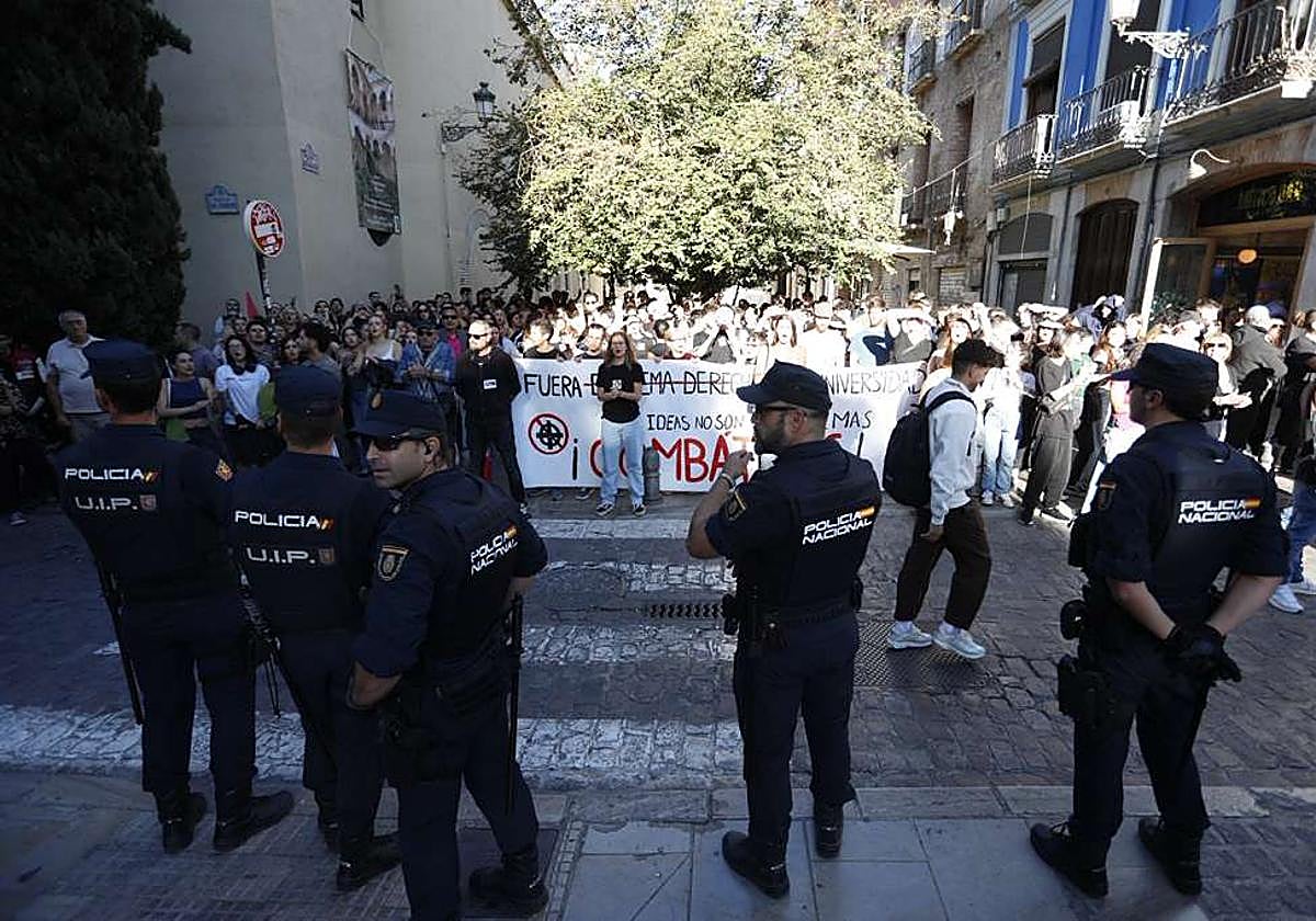 Las imágenes de los enfrentamientos por el acto de Vito Quiles en Granada