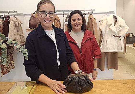 Aurora y Carolina muestra el bolso.