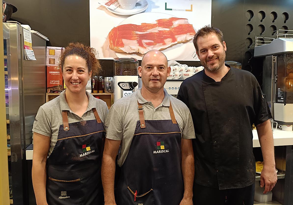 Antonio Robles, Sonia Sánchez y Javier Mecías, los tres profesionales con más experiencia de la cafetería y restaurante Mariscal Delicatessen .