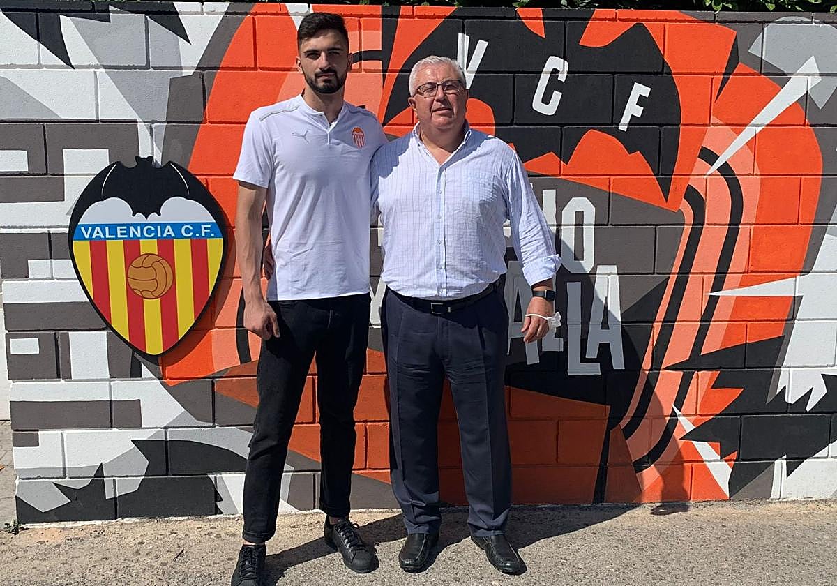 Giorgi Mamardashvili y Antonio López, juntos en la Ciudad Deportiva del Valencia.