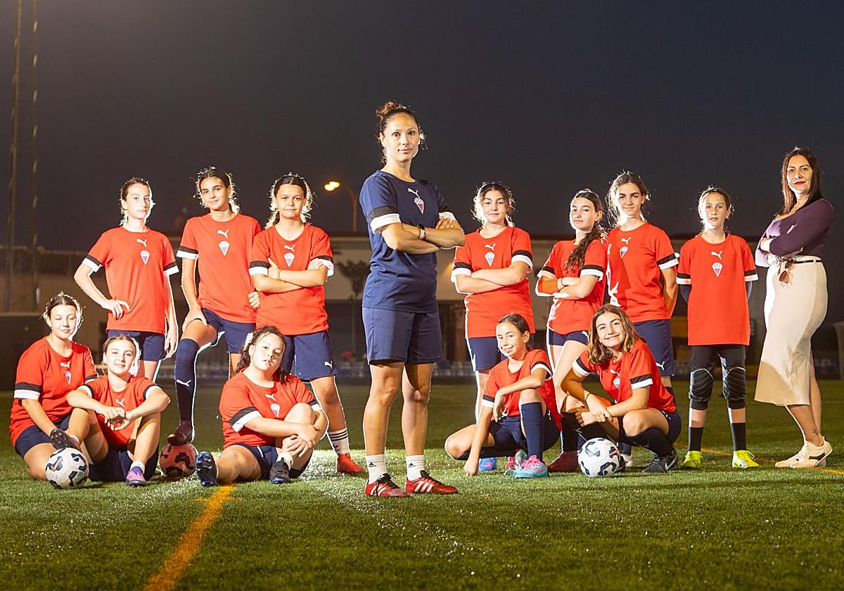 Cristina Moreno posa rodeada de sus jugadoras y de la delegada Vane tras entrenar.