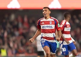 Myrto Uzuni celebra en Los Cármenes uno de sus últimos goles con el Granada.