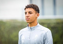 Rayan Zinebi sale a entrenar con el primer equipo del Granada en la Ciudad Deportiva del club esta semana.