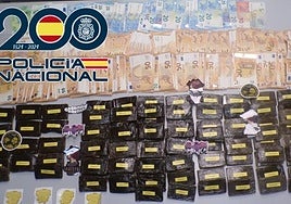 Hachís y dinero incautados en la operación.