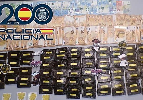 Hachís y dinero incautados en la operación.