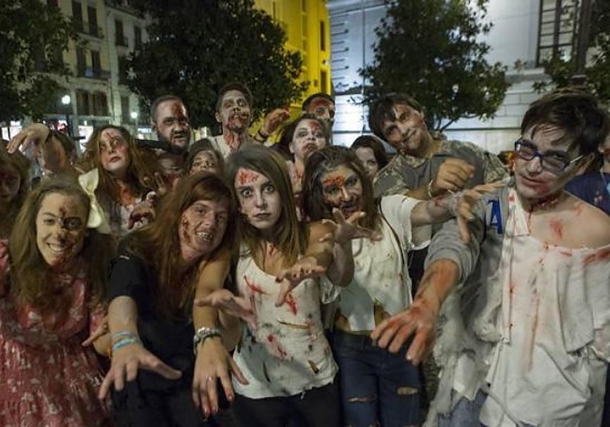 Zombies en la celebración de la noche de Halloween en Granada.