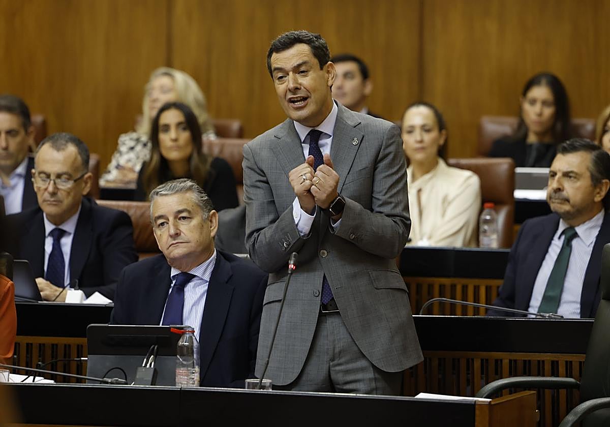 El presidente de la Junta de Andalucía, Juanma Moreno, este jueves durante la sesión de control en el Pleno del Parlamento.