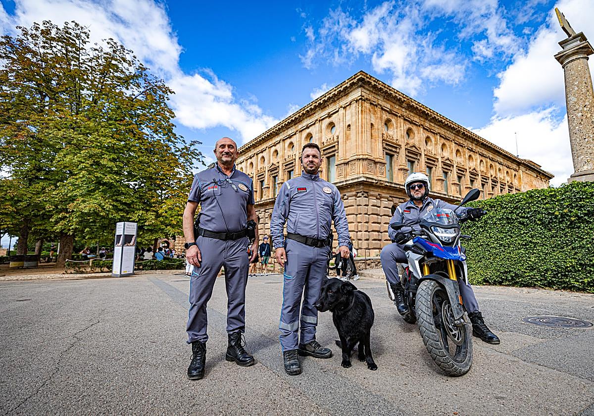 En la Alhambra existe un equipo amplio de vigilantes de seguridad, de la empresa Securitas, con quien se acaba de firmar un contrato nuevo, en el que se le exigieron ya avances tecnológicos punteros.