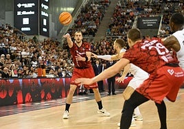 Matt Thomas busca un pase interior a Luka Bozic, bastión del Covirán en la zona.