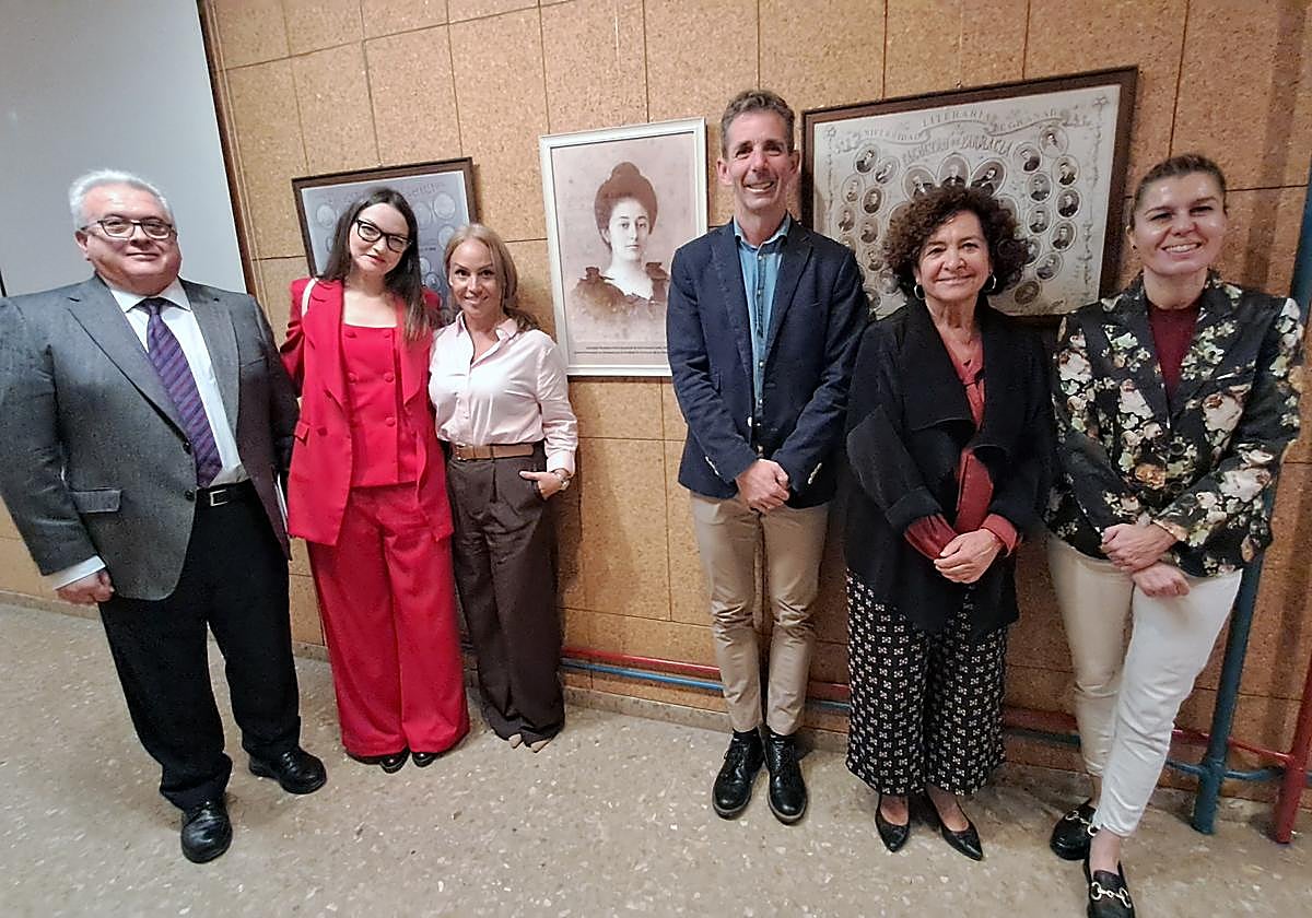 Los participantes en el acto posan junto al retrato de Gertudris Martínez en la Facultad de Farmacia.