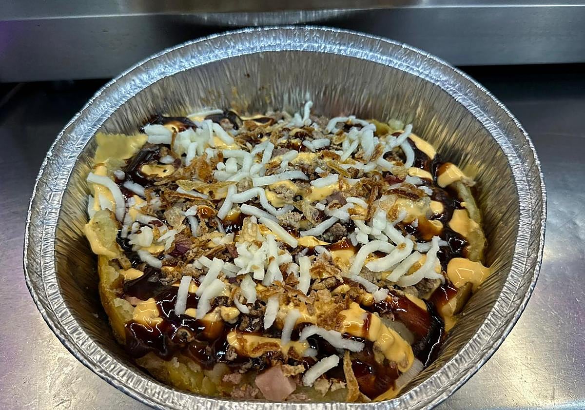 Imagen principal - Los granadinos hacen colas por las nuevas papas asadas de la ciudad: «Muchas veces las vendemos todas»