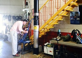 El profesor Moreno junto a un prototipo de bomba hidráulica