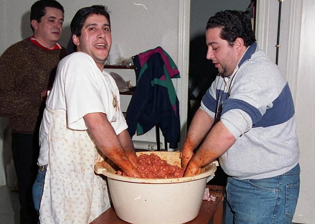 Imagen secundaria 1 - Se estrena la serie sobre la historia de los &#039;Costaleros de la Aurora&#039; y el impacto que tuvo en los jóvenes del Albaicín