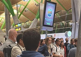 Pasajeros esperan noticias tras la cancelación del vuelo con destino Granada.