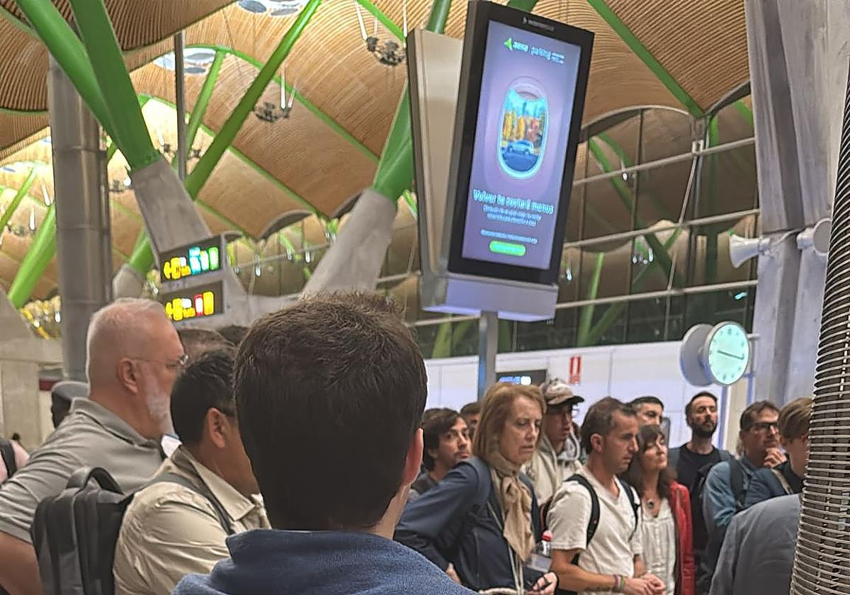 Pasajeros esperan noticias tras la cancelación del vuelo con destino Granada.