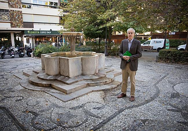 Juan Varo en la plaza de Bibataubín, donde en el siglo XVI estuvo Cervantes.