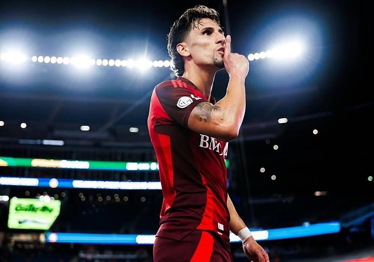 Theo Corbeanu celebra un gol con el Toronto en la MLS.