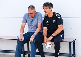 Lucas Alcaraz y Pacheta conversan antes de un entrenamiento.