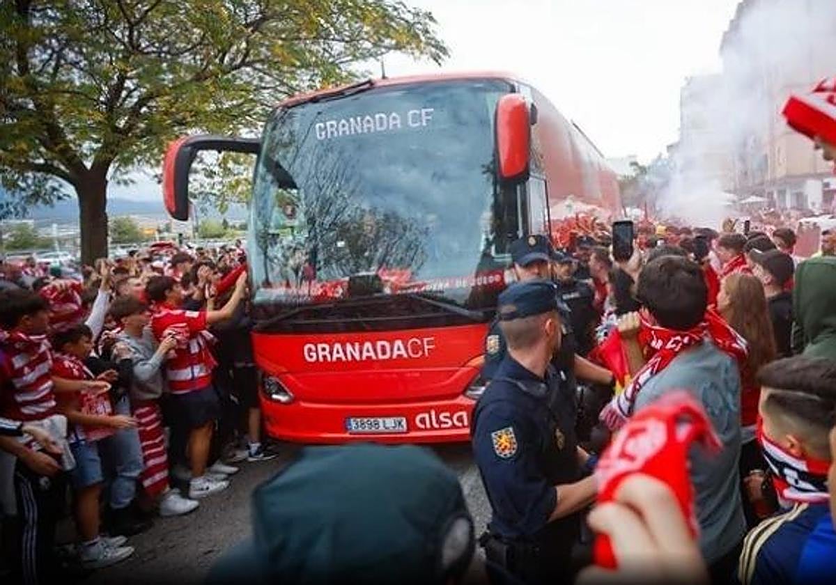 Un recibimiento anterior al autobús del Granada.