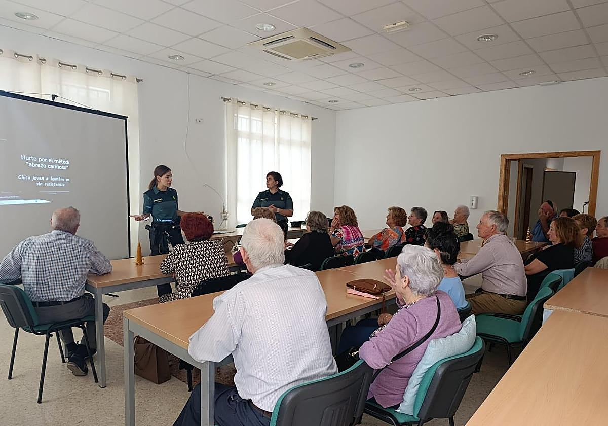 La Guardia Civil alerta a los mayores granadinos sobre el robo mediante el método del abrazo