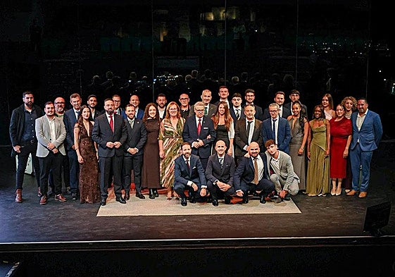 La familia Rodich posa en el escenario tras la gala.