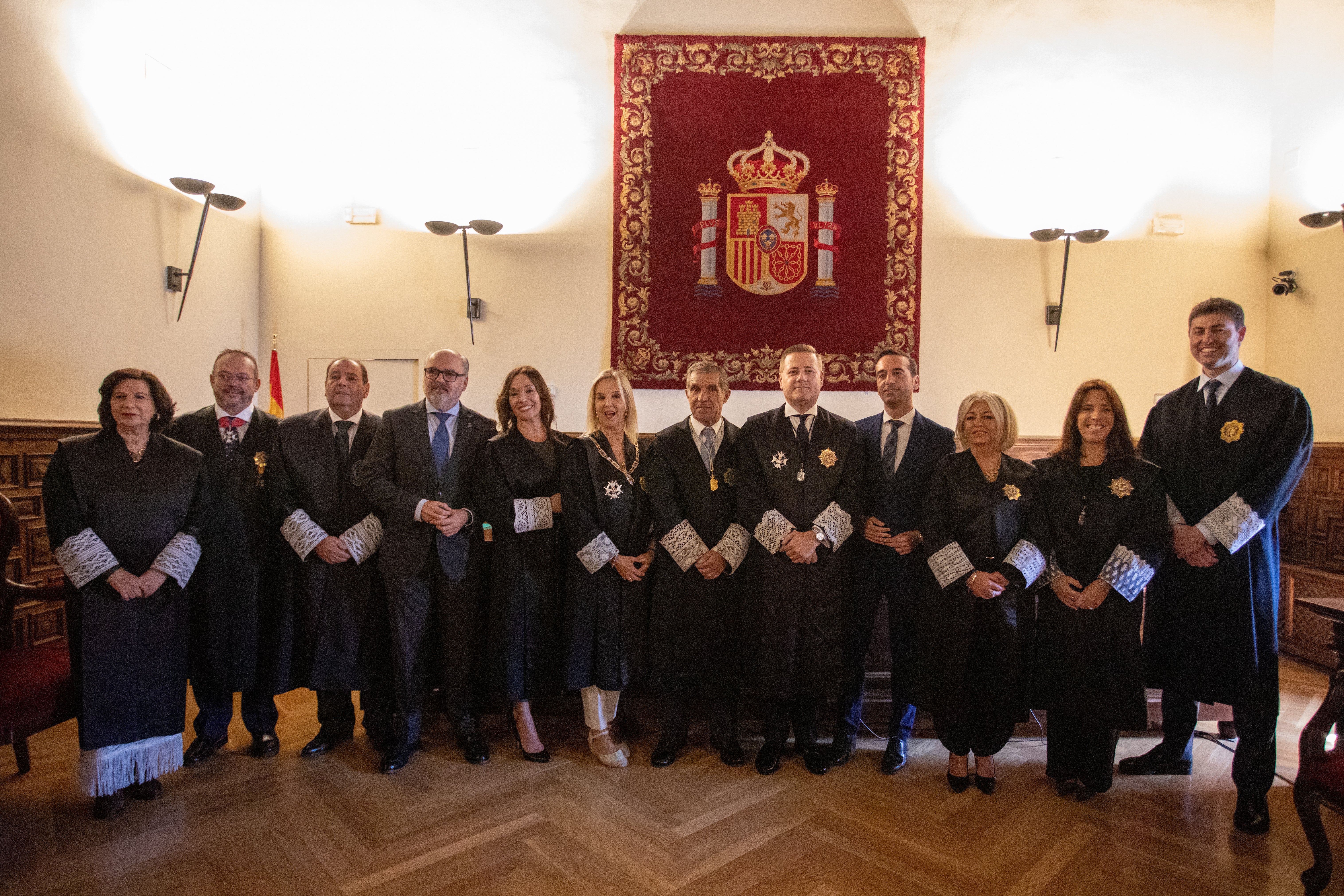 Lorenzo del Río, Ana Tárrago y la nueva junta directiva del Consejo Andaluz de Colegios de Procuradores, posan en el acto de toma de posesión celebrado ayer en Granada.