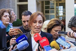 La ministra de Sanidad, Mónica García atiende a los medios antes de presidir la reunión del Consejo Interterritorial del Sistema Nacional de Salud (CISNS)