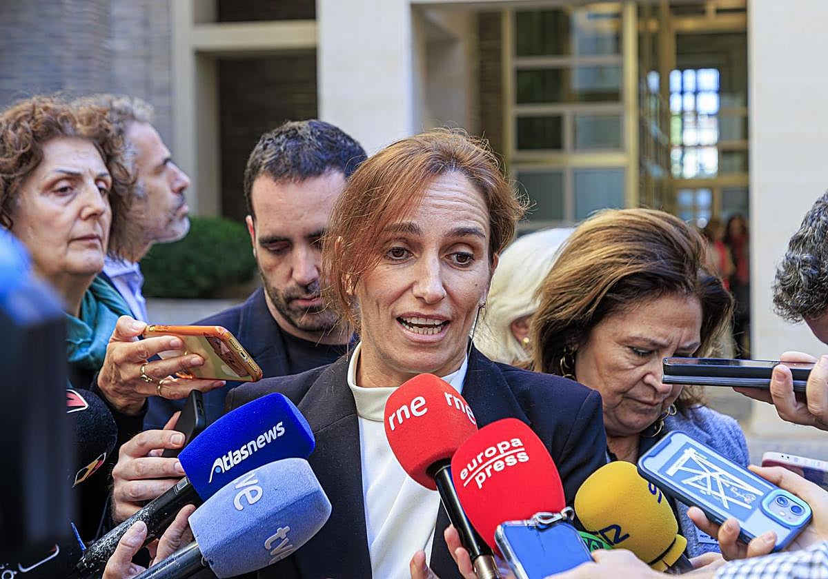 La ministra de Sanidad, Mónica García atiende a los medios antes de presidir la reunión del Consejo Interterritorial del Sistema Nacional de Salud (CISNS)