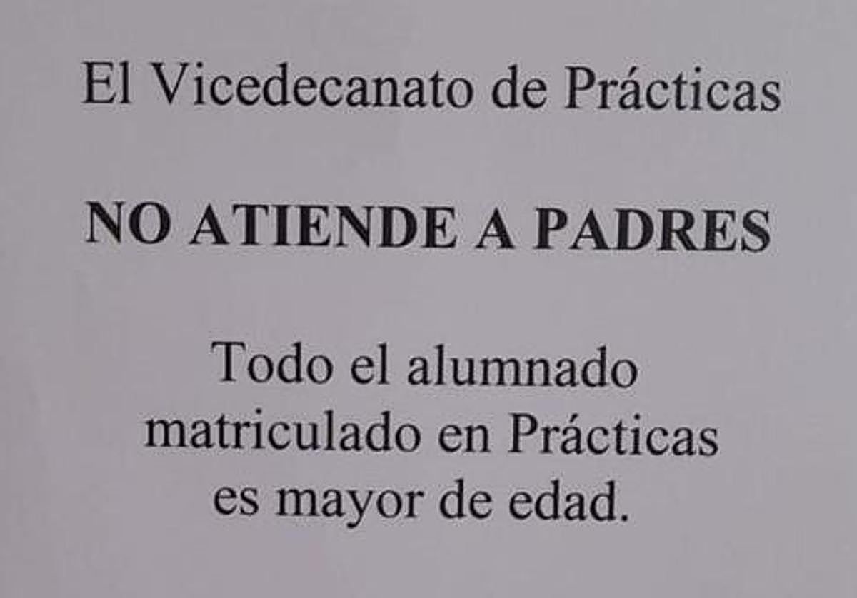 El cartel en la Facultad de Ciencias de la Educación que causa revuelo en redes sociales.